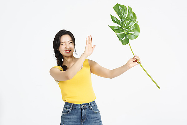 포토 JPG 스튜디오촬영 여자 휴가 나뭇잎 실내 한명 서기 미소 들기 누끼 상반신 20대 청년 성인 앞모습 캐주얼 여름 여름휴가 바캉스 청춘 햇빛 가림 즐거움 흰배경 몬스테라 청년여자한명만 성인여자한명만 국내포토 식물 1 옷 계절 감정 뷰포인트 백그라운드 컨셉 잎 모션 표정 사람 내부 태양 흰색 여자한명만 성인여자만 청년여자만 파일형식 여름_계절