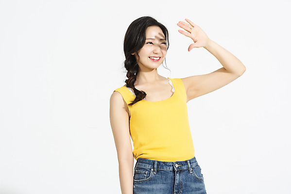 포토 JPG 스튜디오촬영 여자 휴가 실내 한명 서기 누끼 손짓 상반신 20대 청년 성인 앞모습 캐주얼 여름 여름휴가 바캉스 청춘 햇빛 가림 즐거움 흰배경 청년여자한명만 성인여자한명만 국내포토 1 옷 계절 감정 뷰포인트 백그라운드 컨셉 모션 사람 내부 태양 흰색 여자한명만 성인여자만 청년여자만 파일형식 여름_계절