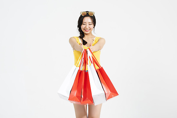 포토 JPG 스튜디오촬영 여자 휴가 실내 한명 서기 미소 들기 누끼 상반신 20대 청년 성인 앞모습 캐주얼 여름 여름휴가 바캉스 쇼핑 청춘 쇼핑백 즐거움 흰배경 청년여자한명만 성인여자한명만 국내포토 1 옷 계절 감정 뷰포인트 백그라운드 컨셉 가방 모션 표정 사람 내부 흰색 여자한명만 성인여자만 청년여자만 파일형식 여름_계절