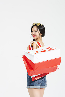 포토 JPG 스튜디오촬영 응시 여자 휴가 실내 한명 서기 미소 들기 누끼 상반신 20대 청년 성인 옆모습 캐주얼 여름 여름휴가 바캉스 쇼핑 청춘 쇼핑백 세일 즐거움 흰배경 청년여자한명만 성인여자한명만 국내포토 1 시선 옷 계절 감정 뷰포인트 백그라운드 컨셉 가방 모션 표정 사람 내부 흰색 여자한명만 성인여자만 청년여자만 파일형식 여름_계절