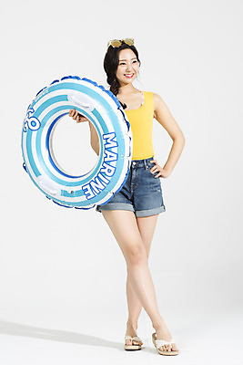 포토 JPG 스튜디오촬영 전신 응시 여자 허리손 휴가 실내 한명 서기 미소 들기 누끼 20대 청년 성인 앞모습 캐주얼 여름 여름휴가 바캉스 청춘 즐거움 흰배경 튜브 청년여자한명만 성인여자한명만 국내포토 1 시선 옷 계절 감정 뷰포인트 포즈 백그라운드 컨셉 모션 표정 사람 내부 흰색 여자한명만 성인여자만 청년여자만 파일형식 여름_계절