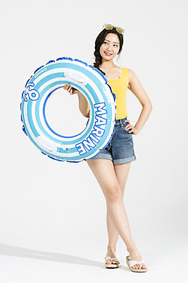 포토 JPG 스튜디오촬영 전신 응시 여자 허리손 휴가 실내 한명 서기 들기 누끼 20대 청년 성인 앞모습 캐주얼 여름 여름휴가 바캉스 청춘 즐거움 흰배경 튜브 청년여자한명만 성인여자한명만 국내포토 1 시선 옷 계절 감정 뷰포인트 포즈 백그라운드 컨셉 모션 사람 내부 흰색 여자한명만 성인여자만 청년여자만 파일형식 여름_계절