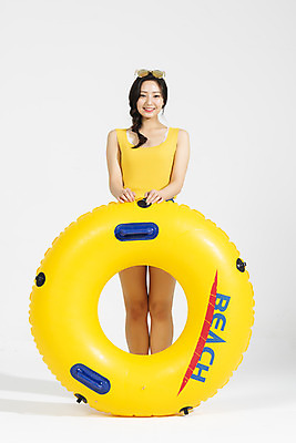 포토 JPG 스튜디오촬영 전신 여자 휴가 실내 한명 서기 누끼 20대 청년 성인 앞모습 캐주얼 여름 여름휴가 바캉스 청춘 즐거움 흰배경 튜브 청년여자한명만 성인여자한명만 국내포토 1 옷 계절 감정 뷰포인트 백그라운드 컨셉 모션 사람 내부 흰색 여자한명만 성인여자만 청년여자만 파일형식 여름_계절