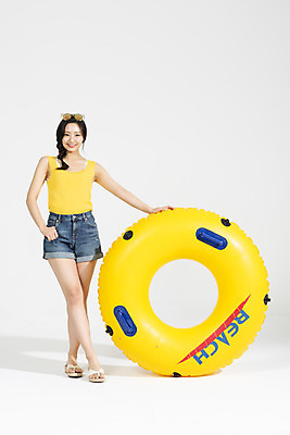 포토 JPG 스튜디오촬영 전신 여자 휴가 실내 한명 서기 미소 누끼 20대 청년 성인 앞모습 캐주얼 여름 여름휴가 바캉스 청춘 즐거움 흰배경 튜브 청년여자한명만 성인여자한명만 국내포토 1 옷 계절 감정 뷰포인트 백그라운드 컨셉 모션 표정 사람 내부 흰색 여자한명만 성인여자만 청년여자만 파일형식 여름_계절