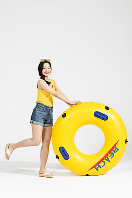 포토 JPG 스튜디오촬영 전신 여자 휴가 실내 한명 서기 미소 누끼 20대 청년 성인 옆모습 캐주얼 여름 여름휴가 바캉스 청춘 즐거움 흰배경 튜브 다리들기 청년여자한명만 성인여자한명만 국내포토 1 옷 계절 감정 뷰포인트 백그라운드 컨셉 모션 표정 사람 내부 흰색 여자한명만 성인여자만 청년여자만 파일형식 여름_계절