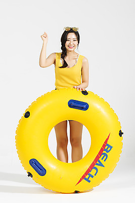 포토 JPG 스튜디오촬영 전신 여자 휴가 실내 한명 서기 미소 누끼 20대 청년 성인 앞모습 캐주얼 여름 여름휴가 바캉스 청춘 파이팅 주먹 즐거움 흰배경 튜브 청년여자한명만 성인여자한명만 국내포토 1 옷 계절 감정 뷰포인트 백그라운드 컨셉 모션 표정 사람 내부 흰색 여자한명만 성인여자만 청년여자만 파일형식 여름_계절