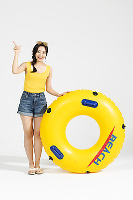 포토 JPG 스튜디오촬영 전신 여자 휴가 실내 한명 서기 미소 누끼 20대 청년 성인 앞모습 캐주얼 여름 여름휴가 바캉스 청춘 가리킴 즐거움 흰배경 튜브 청년여자한명만 성인여자한명만 국내포토 1 옷 계절 감정 뷰포인트 백그라운드 컨셉 모션 표정 사람 손짓 내부 흰색 여자한명만 성인여자만 청년여자만 파일형식 여름_계절