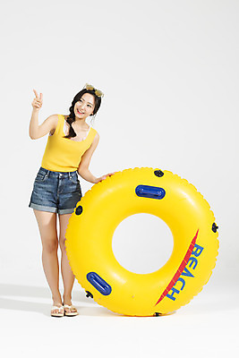 포토 JPG 스튜디오촬영 전신 응시 여자 휴가 실내 한명 서기 미소 누끼 20대 청년 성인 앞모습 캐주얼 여름 여름휴가 바캉스 청춘 가리킴 즐거움 흰배경 튜브 청년여자한명만 성인여자한명만 국내포토 1 시선 옷 계절 감정 뷰포인트 백그라운드 컨셉 모션 표정 사람 손짓 내부 흰색 여자한명만 성인여자만 청년여자만 파일형식 여름_계절