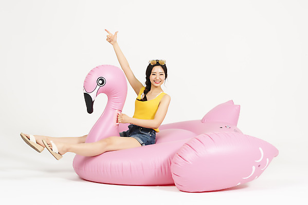 포토 JPG 스튜디오촬영 전신 여자 휴가 실내 한명 미소 누끼 앉기 20대 청년 성인 옆모습 캐주얼 여름 여름휴가 바캉스 청춘 가리킴 플라밍고 즐거움 흰배경 튜브 청년여자한명만 성인여자한명만 플라밍고튜브 국내포토 1 옷 계절 감정 뷰포인트 백그라운드 컨셉 모션 조류 표정 사람 손짓 내부 흰색 여자한명만 성인여자만 청년여자만 파일형식 여름_계절