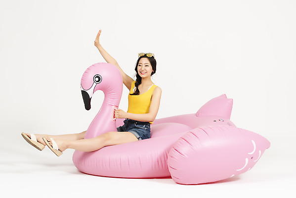 포토 JPG 스튜디오촬영 전신 여자 휴가 실내 한명 미소 누끼 앉기 20대 청년 성인 옆모습 캐주얼 여름 여름휴가 바캉스 청춘 플라밍고 즐거움 흰배경 손인사 튜브 청년여자한명만 성인여자한명만 플라밍고튜브 국내포토 1 옷 계절 감정 뷰포인트 백그라운드 컨셉 모션 조류 표정 사람 내부 흰색 인사 여자한명만 성인여자만 청년여자만 파일형식 여름_계절