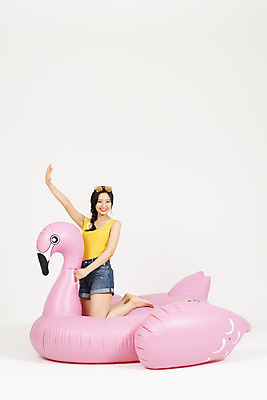 포토 JPG 스튜디오촬영 전신 여자 휴가 실내 한명 미소 누끼 앉기 20대 청년 성인 옆모습 캐주얼 여름 여름휴가 바캉스 청춘 플라밍고 즐거움 흰배경 손인사 튜브 청년여자한명만 성인여자한명만 플라밍고튜브 국내포토 1 옷 계절 감정 뷰포인트 백그라운드 컨셉 모션 조류 표정 사람 내부 흰색 인사 여자한명만 성인여자만 청년여자만 파일형식 여름_계절