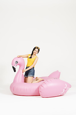 포토 JPG 스튜디오촬영 전신 여자 휴가 실내 한명 미소 누끼 앉기 20대 청년 성인 옆모습 캐주얼 여름 여름휴가 바캉스 청춘 플라밍고 즐거움 흰배경 튜브 청년여자한명만 성인여자한명만 플라밍고튜브 국내포토 1 옷 계절 감정 뷰포인트 백그라운드 컨셉 모션 조류 표정 사람 내부 흰색 여자한명만 성인여자만 청년여자만 파일형식 여름_계절