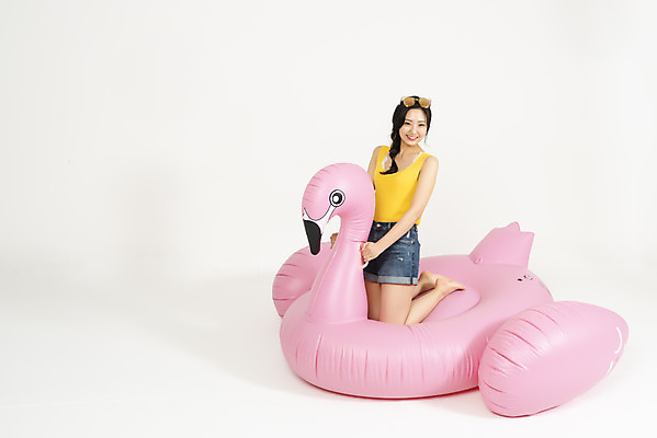 포토 JPG 스튜디오촬영 전신 여자 휴가 실내 한명 미소 누끼 앉기 20대 청년 성인 옆모습 캐주얼 여름 여름휴가 바캉스 청춘 플라밍고 즐거움 흰배경 튜브 청년여자한명만 성인여자한명만 플라밍고튜브 국내포토 1 옷 계절 감정 뷰포인트 백그라운드 컨셉 모션 조류 표정 사람 내부 흰색 여자한명만 성인여자만 청년여자만 파일형식 여름_계절