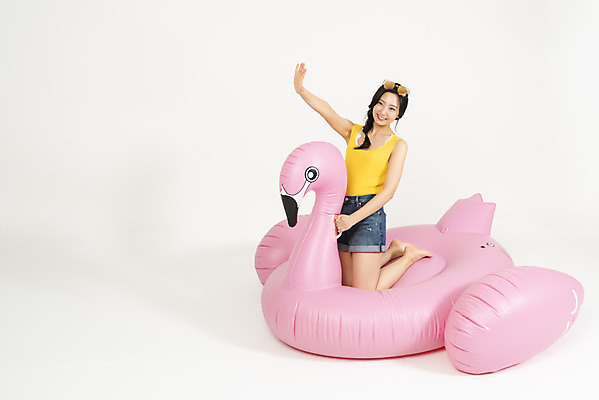 포토 JPG 스튜디오촬영 전신 응시 여자 휴가 실내 한명 미소 누끼 앉기 20대 청년 성인 옆모습 캐주얼 여름 여름휴가 바캉스 청춘 플라밍고 즐거움 흰배경 손인사 튜브 청년여자한명만 성인여자한명만 플라밍고튜브 국내포토 1 시선 옷 계절 감정 뷰포인트 백그라운드 컨셉 모션 조류 표정 사람 내부 흰색 인사 여자한명만 성인여자만 청년여자만 파일형식 여름_계절