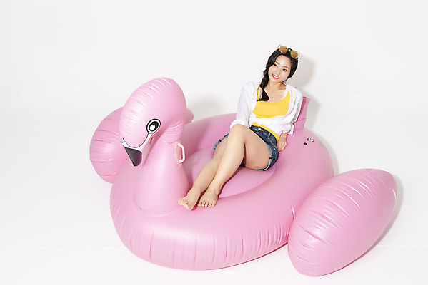 포토 JPG 스튜디오촬영 전신 여자 휴가 휴식 실내 한명 누끼 앉기 20대 청년 성인 앞모습 캐주얼 여름 여름휴가 바캉스 청춘 하이앵글 플라밍고 즐거움 흰배경 튜브 청년여자한명만 성인여자한명만 플라밍고튜브 국내포토 1 옷 계절 감정 뷰포인트 백그라운드 컨셉 모션 조류 사람 내부 흰색 여자한명만 성인여자만 청년여자만 파일형식 여름_계절