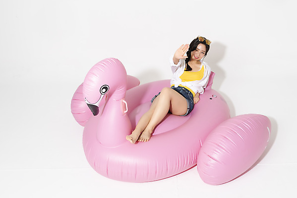 포토 JPG 스튜디오촬영 전신 여자 휴가 휴식 실내 한명 누끼 앉기 20대 청년 성인 앞모습 캐주얼 여름 여름휴가 바캉스 청춘 하이앵글 가림 플라밍고 즐거움 흰배경 튜브 청년여자한명만 성인여자한명만 플라밍고튜브 국내포토 1 옷 계절 감정 뷰포인트 백그라운드 컨셉 모션 조류 사람 내부 흰색 여자한명만 성인여자만 청년여자만 파일형식 여름_계절