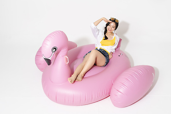 포토 JPG 스튜디오촬영 전신 응시 여자 휴가 휴식 실내 한명 미소 누끼 앉기 20대 청년 성인 앞모습 캐주얼 여름 여름휴가 바캉스 청춘 하이앵글 플라밍고 즐거움 흰배경 튜브 청년여자한명만 성인여자한명만 플라밍고튜브 국내포토 1 시선 옷 계절 감정 뷰포인트 백그라운드 컨셉 모션 조류 표정 사람 내부 흰색 여자한명만 성인여자만 청년여자만 파일형식 여름_계절