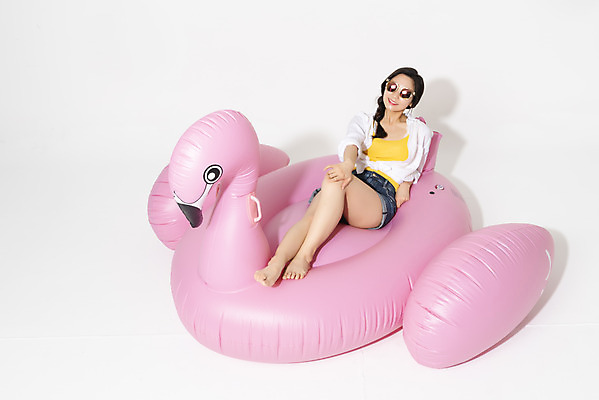 포토 JPG 스튜디오촬영 전신 여자 휴가 휴식 실내 한명 미소 누끼 앉기 20대 청년 성인 앞모습 캐주얼 여름 여름휴가 바캉스 청춘 하이앵글 선글라스 플라밍고 즐거움 흰배경 튜브 청년여자한명만 성인여자한명만 플라밍고튜브 국내포토 1 옷 계절 감정 안경 뷰포인트 백그라운드 컨셉 모션 조류 표정 사람 내부 흰색 여자한명만 성인여자만 청년여자만 파일형식 여름_계절