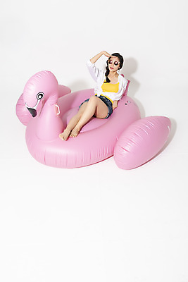 포토 JPG 스튜디오촬영 전신 응시 여자 휴가 실내 한명 미소 누끼 앉기 20대 청년 성인 앞모습 캐주얼 여름 여름휴가 바캉스 청춘 하이앵글 선글라스 플라밍고 즐거움 흰배경 튜브 청년여자한명만 성인여자한명만 플라밍고튜브 국내포토 1 시선 옷 계절 감정 안경 뷰포인트 백그라운드 컨셉 모션 조류 표정 사람 내부 흰색 여자한명만 성인여자만 청년여자만 파일형식 여름_계절