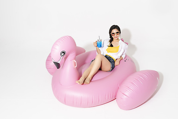 포토 JPG 스튜디오촬영 전신 여자 휴가 휴식 실내 한명 미소 들기 누끼 앉기 20대 청년 성인 앞모습 캐주얼 여름 여름휴가 바캉스 청춘 하이앵글 선글라스 플라밍고 즐거움 흰배경 튜브 청년여자한명만 성인여자한명만 블루레몬에이드 플라밍고튜브 국내포토 1 옷 계절 감정 안경 뷰포인트 백그라운드 컨셉 모션 조류 표정 사람 내부 흰색 에이드 여자한명만 성인여자만 청년여자만 파일형식 여름_계절