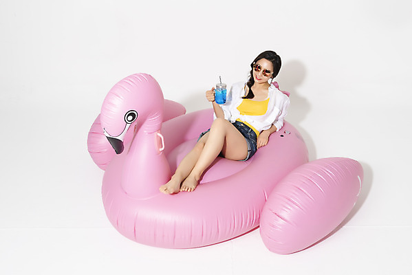 포토 JPG 스튜디오촬영 전신 여자 휴가 실내 한명 미소 들기 누끼 앉기 20대 청년 성인 앞모습 캐주얼 여름 여름휴가 바캉스 청춘 하이앵글 선글라스 플라밍고 즐거움 흰배경 튜브 청년여자한명만 성인여자한명만 블루레몬에이드 플라밍고튜브 국내포토 1 옷 계절 감정 안경 뷰포인트 백그라운드 컨셉 모션 조류 표정 사람 내부 흰색 에이드 여자한명만 성인여자만 청년여자만 파일형식 여름_계절