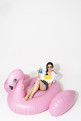 포토 JPG 스튜디오촬영 전신 여자 휴가 휴식 실내 한명 미소 들기 누끼 앉기 20대 청년 성인 앞모습 캐주얼 여름 여름휴가 바캉스 청춘 하이앵글 선글라스 플라밍고 즐거움 흰배경 튜브 청년여자한명만 성인여자한명만 블루레몬에이드 플라밍고튜브 국내포토 1 옷 계절 감정 안경 뷰포인트 백그라운드 컨셉 모션 조류 표정 사람 내부 흰색 에이드 여자한명만 성인여자만 청년여자만 파일형식 여름_계절