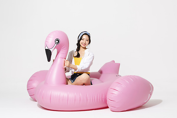 포토 JPG 스튜디오촬영 전신 여자 휴가 실내 한명 미소 누끼 앉기 20대 청년 성인 앞모습 캐주얼 여름 여름휴가 바캉스 청춘 플라밍고 즐거움 흰배경 튜브 청년여자한명만 성인여자한명만 플라밍고튜브 국내포토 1 옷 계절 감정 뷰포인트 백그라운드 컨셉 모션 조류 표정 사람 내부 흰색 여자한명만 성인여자만 청년여자만 파일형식 여름_계절