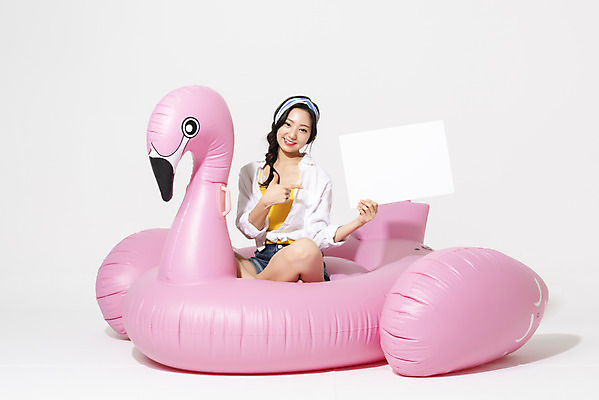 포토 JPG 스튜디오촬영 전신 배너 여자 휴가 사각프레임 실내 한명 미소 들기 누끼 앉기 20대 청년 성인 앞모습 캐주얼 여름 여름휴가 바캉스 청춘 가리킴 플라밍고 즐거움 흰배경 튜브 청년여자한명만 성인여자한명만 플라밍고튜브 국내포토 1 옷 계절 감정 뷰포인트 백그라운드 컨셉 모션 조류 프레임 표정 사람 손짓 내부 사각형 흰색 여자한명만 성인여자만 청년여자만 파일형식 여름_계절