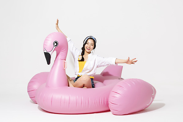 포토 JPG 스튜디오촬영 전신 여자 휴가 실내 한명 누끼 앉기 20대 청년 성인 앞모습 캐주얼 여름 여름휴가 바캉스 청춘 만세 플라밍고 즐거움 흰배경 튜브 청년여자한명만 성인여자한명만 플라밍고튜브 국내포토 1 옷 계절 감정 뷰포인트 백그라운드 컨셉 모션 조류 사람 내부 흰색 여자한명만 성인여자만 청년여자만 파일형식 여름_계절