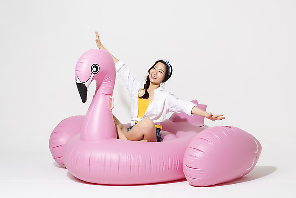 포토 JPG 스튜디오촬영 전신 응시 여자 팔벌리기 휴가 실내 한명 미소 누끼 앉기 20대 청년 성인 앞모습 캐주얼 여름 여름휴가 바캉스 청춘 플라밍고 즐거움 흰배경 튜브 청년여자한명만 성인여자한명만 플라밍고튜브 국내포토 1 시선 옷 계절 감정 뷰포인트 백그라운드 컨셉 모션 조류 표정 사람 내부 흰색 여자한명만 성인여자만 청년여자만 파일형식 여름_계절