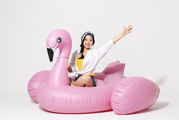 포토 JPG 스튜디오촬영 전신 여자 휴가 실내 한명 미소 누끼 앉기 20대 청년 성인 앞모습 캐주얼 여름 여름휴가 바캉스 청춘 플라밍고 즐거움 흰배경 손인사 튜브 청년여자한명만 성인여자한명만 플라밍고튜브 국내포토 1 옷 계절 감정 뷰포인트 백그라운드 컨셉 모션 조류 표정 사람 내부 흰색 인사 여자한명만 성인여자만 청년여자만 파일형식 여름_계절