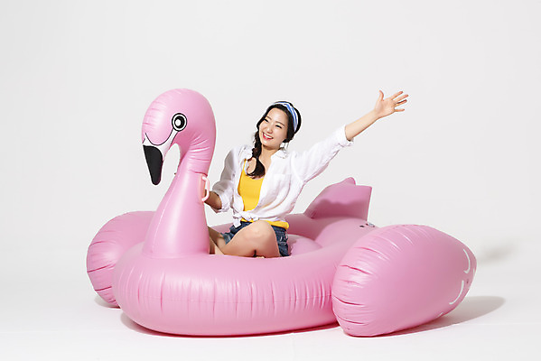 포토 JPG 스튜디오촬영 전신 여자 휴가 실내 한명 미소 누끼 앉기 20대 청년 성인 앞모습 캐주얼 여름 여름휴가 바캉스 청춘 플라밍고 즐거움 흰배경 손인사 튜브 청년여자한명만 성인여자한명만 플라밍고튜브 국내포토 1 옷 계절 감정 뷰포인트 백그라운드 컨셉 모션 조류 표정 사람 내부 흰색 인사 여자한명만 성인여자만 청년여자만 파일형식 여름_계절