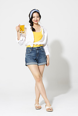 포토 JPG 스튜디오촬영 전신 여자 휴가 맥주 생맥주 실내 한명 서기 미소 들기 누끼 20대 청년 성인 앞모습 캐주얼 여름 여름휴가 바캉스 청춘 시원함 즐거움 흰배경 청년여자한명만 성인여자한명만 국내포토 1 옷 계절 감정 뷰포인트 백그라운드 컨셉 모션 주류 표정 사람 내부 흰색 여자한명만 성인여자만 청년여자만 파일형식 여름_계절
