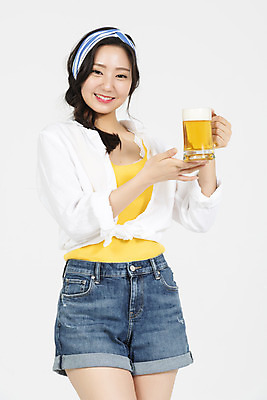 포토 JPG 스튜디오촬영 여자 휴가 맥주 생맥주 실내 한명 서기 미소 들기 누끼 상반신 20대 청년 성인 앞모습 캐주얼 여름 여름휴가 바캉스 청춘 시원함 즐거움 흰배경 청년여자한명만 성인여자한명만 국내포토 1 옷 계절 감정 뷰포인트 백그라운드 컨셉 모션 주류 표정 사람 내부 흰색 여자한명만 성인여자만 청년여자만 파일형식 여름_계절