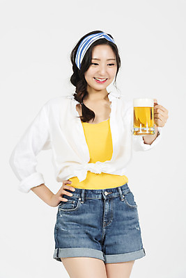 포토 JPG 스튜디오촬영 응시 여자 허리손 휴가 맥주 생맥주 실내 한명 서기 미소 들기 누끼 상반신 20대 청년 성인 앞모습 캐주얼 여름 여름휴가 바캉스 청춘 시원함 즐거움 흰배경 청년여자한명만 성인여자한명만 국내포토 1 시선 옷 계절 감정 뷰포인트 포즈 백그라운드 컨셉 모션 주류 표정 사람 내부 흰색 여자한명만 성인여자만 청년여자만 파일형식 여름_계절