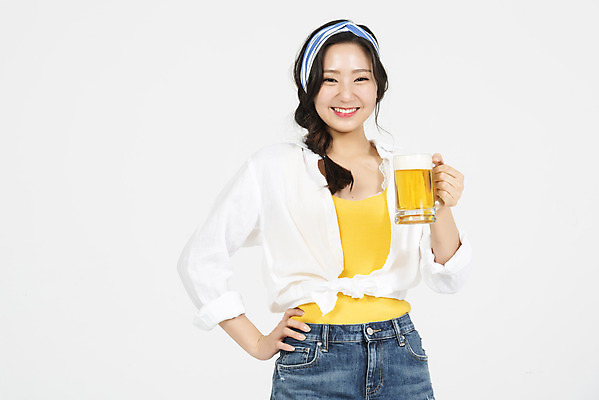 포토 JPG 스튜디오촬영 여자 허리손 휴가 맥주 생맥주 실내 한명 서기 미소 들기 누끼 상반신 20대 청년 성인 앞모습 캐주얼 여름 여름휴가 바캉스 청춘 시원함 즐거움 흰배경 청년여자한명만 성인여자한명만 국내포토 1 옷 계절 감정 뷰포인트 포즈 백그라운드 컨셉 모션 주류 표정 사람 내부 흰색 여자한명만 성인여자만 청년여자만 파일형식 여름_계절