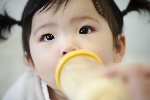 포토 JPG 스튜디오촬영 응시 여자 실내 한명 근접촬영 아웃포커스 귀여움 식사 한국인 성장 아기 젖병 보호 먹기 분유 여자아기한명만 국내포토 1 시선 뷰포인트 컨셉 모션 촬영기법 사람 동양인 내부 아기용품 여자한명만 여자아기만 파일형식