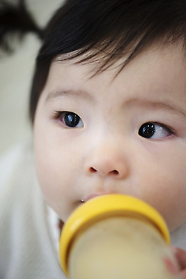 포토 JPG 스튜디오촬영 응시 여자 실내 한명 근접촬영 아웃포커스 귀여움 식사 한국인 성장 아기 젖병 보호 먹기 분유 여자아기한명만 국내포토 1 시선 뷰포인트 컨셉 모션 촬영기법 사람 동양인 내부 아기용품 여자한명만 여자아기만 파일형식