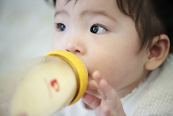 포토 JPG 스튜디오촬영 응시 여자 실내 한명 근접촬영 아웃포커스 귀여움 식사 한국인 성장 아기 젖병 보호 먹기 분유 여자아기한명만 국내포토 1 시선 뷰포인트 컨셉 모션 촬영기법 사람 동양인 내부 아기용품 여자한명만 여자아기만 파일형식