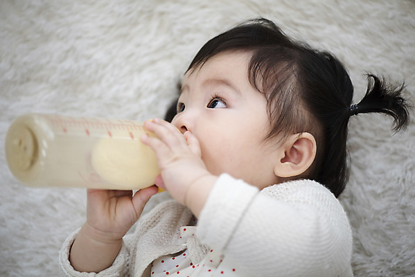 포토 JPG 스튜디오촬영 응시 여자 실내 한명 들기 근접촬영 상반신 옆모습 눕기 귀여움 식사 한국인 성장 아기 젖병 보호 먹기 분유 여자아기한명만 국내포토 1 시선 뷰포인트 컨셉 모션 사람 동양인 내부 아기용품 여자한명만 여자아기만 파일형식