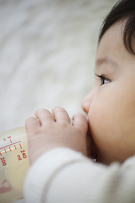 포토 JPG 스튜디오촬영 응시 여자 실내 한명 들기 근접촬영 상반신 옆모습 눕기 귀여움 식사 한국인 성장 아기 젖병 보호 먹기 분유 여자아기한명만 국내포토 1 시선 뷰포인트 컨셉 모션 사람 동양인 내부 아기용품 여자한명만 여자아기만 파일형식