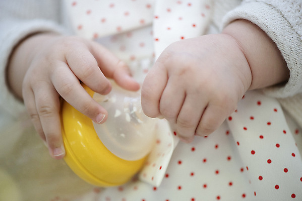 포토 JPG 스튜디오촬영 손 여자 실내 한명 들기 근접촬영 신체부위 귀여움 식사 한국인 성장 아기 젖병 보호 분유 여자아기한명만 국내포토 1 뷰포인트 컨셉 모션 사람 동양인 내부 아기용품 여자한명만 여자아기만 파일형식