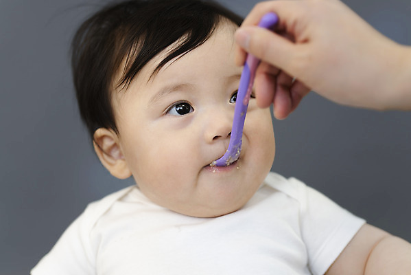 포토 JPG 스튜디오촬영 손 남자 실내 상반신 두명 앞모습 신체부위 귀여움 숟가락 한국인 성장 아기 보호 먹기 이유식 국내포토 음식 뷰포인트 컨셉 모션 수저 사람 동양인 내부 파일형식