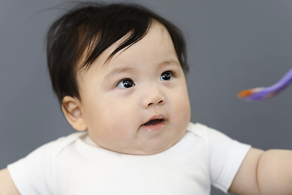 포토 JPG 스튜디오촬영 남자 실내 한명 상반신 앞모습 귀여움 숟가락 한국인 성장 아기 보호 먹기 이유식 남자아기한명만 국내포토 1 음식 뷰포인트 컨셉 모션 수저 사람 동양인 내부 남자한명만 남자아기만 파일형식