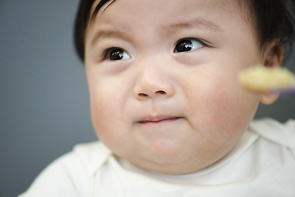 포토 JPG 스튜디오촬영 남자 실내 한명 근접촬영 상반신 앞모습 귀여움 숟가락 한국인 성장 짜증 아기 보호 먹기 이유식 남자아기한명만 국내포토 1 감정 음식 뷰포인트 컨셉 모션 수저 사람 동양인 내부 남자한명만 남자아기만 파일형식