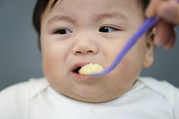 포토 JPG 스튜디오촬영 손 남자 실내 근접촬영 상반신 두명 앞모습 신체부위 귀여움 숟가락 한국인 성장 짜증 아기 보호 먹기 이유식 국내포토 감정 음식 뷰포인트 컨셉 모션 수저 사람 동양인 내부 파일형식