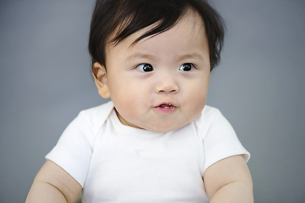 포토 JPG 스튜디오촬영 남자 실내 한명 근접촬영 상반신 앞모습 귀여움 한국인 성장 아기 보호 먹기 이유식 남자아기한명만 국내포토 1 음식 뷰포인트 컨셉 모션 사람 동양인 내부 남자한명만 남자아기만 파일형식