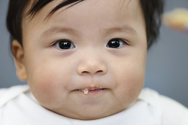 포토 JPG 스튜디오촬영 남자 얼굴 실내 한명 근접촬영 앞모습 귀여움 한국인 성장 아기 보호 먹기 이유식 남자아기한명만 국내포토 1 음식 뷰포인트 컨셉 모션 사람 동양인 내부 신체부위 남자한명만 남자아기만 파일형식