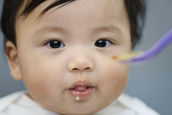포토 JPG 스튜디오촬영 남자 얼굴 실내 한명 근접촬영 앞모습 귀여움 숟가락 한국인 성장 아기 보호 먹기 이유식 남자아기한명만 국내포토 1 음식 뷰포인트 컨셉 모션 수저 사람 동양인 내부 신체부위 남자한명만 남자아기만 파일형식