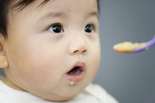 포토 JPG 스튜디오촬영 남자 얼굴 실내 한명 근접촬영 앞모습 귀여움 숟가락 한국인 성장 아기 보호 먹기 이유식 남자아기한명만 국내포토 1 음식 뷰포인트 컨셉 모션 수저 사람 동양인 내부 신체부위 남자한명만 남자아기만 파일형식